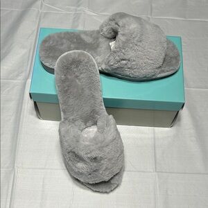 Array Gray Women's Fuzzy Slide Slippers New in box‎ Size 8